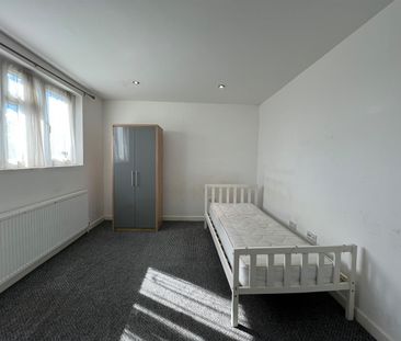 Overton Drive, Romford RM6, London - Photo 1