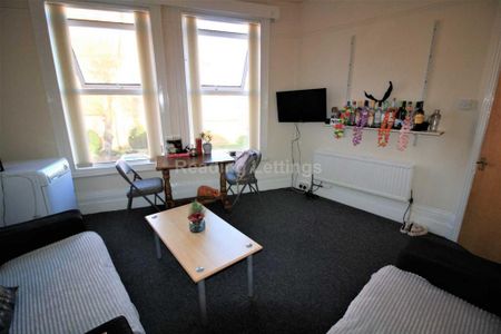 4 bedroom flat to rent - Photo 2