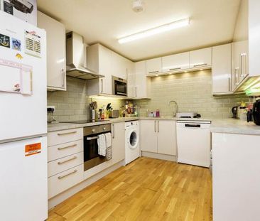 3 bedroom 1 bath close to Seven Sisters Road station with a garden - Photo 1