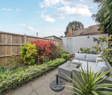 2 bedroom end of terrace house to rent - Photo 3