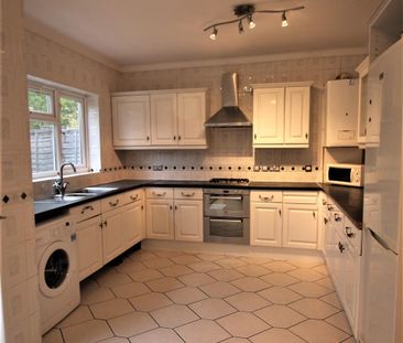 5 bed house to rent in Garratt Road, Edgware, HA8 - Photo 2