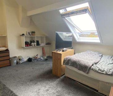 Spacious Bedroom House, LN5 - Photo 4