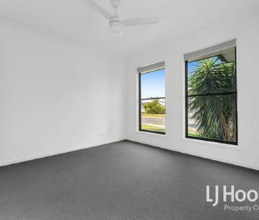 Family Size Home with 2 x Living - Close to Buxton Park & Local Sch... - Photo 5