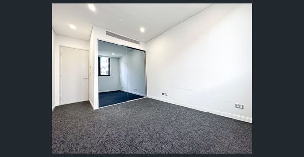 Spacious living room | Large size bedrooms | Huge balcony - Photo 1