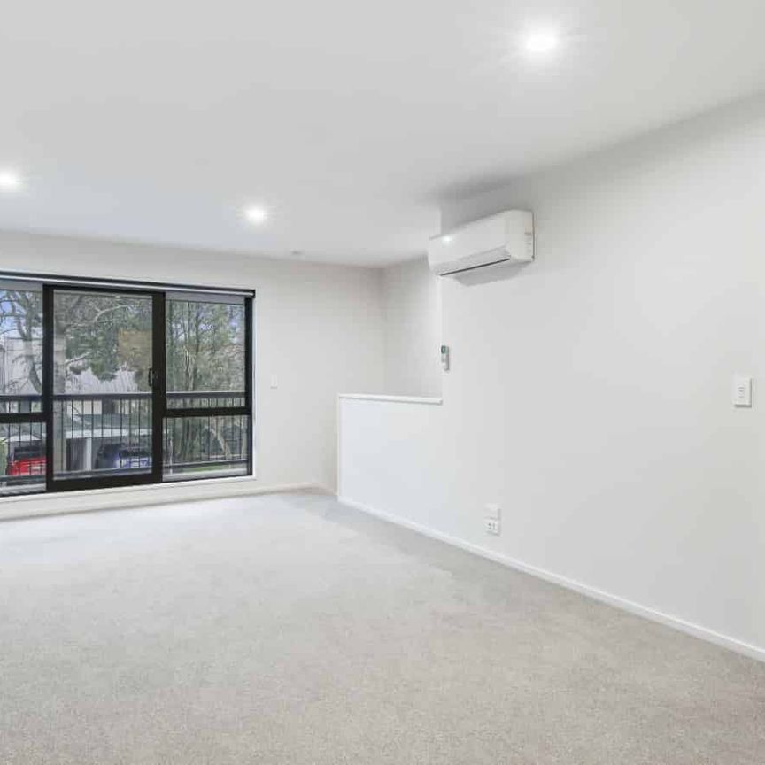 3 Bedroom, 3 Level Townhouse in Sydenham. - Photo 1