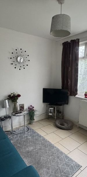 Court Close - Photo 1