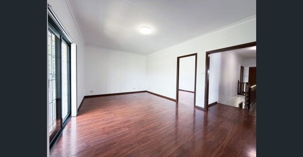 Spacious Double-Brick Family Home with City & Bay Views – Prime Location! - Photo 1