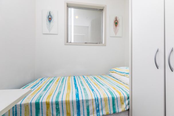 Furnished 4 Bedroom - carpark available - Photo 1