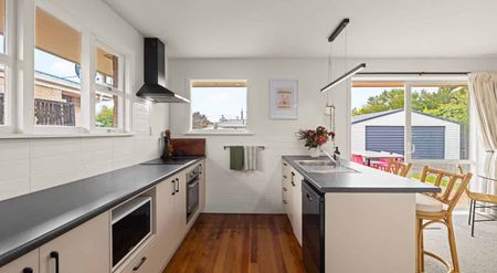 Modern Family Home in Zone for Burnside High School - Photo 4