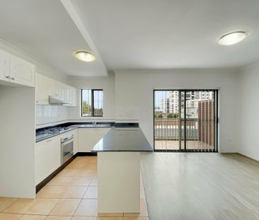 Perfectly Positioned 1 Bedroom Apartment! - Photo 2