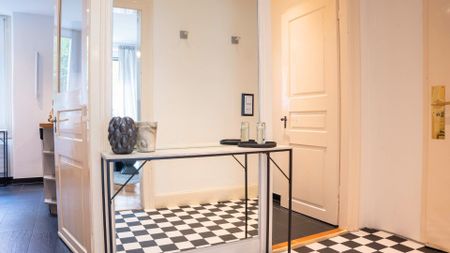 TOWNHOUSE-FEELING - APPARTEMENT DE 3,5 PIÈCES AVEC JARDIN À ZURICH SEEFELD - Foto 5