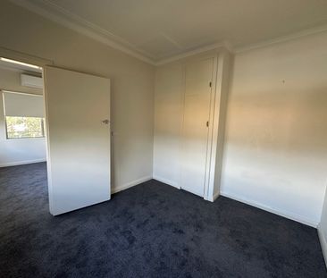 Neat and tidy two bedroom unit - Photo 2