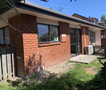 Modern unit close to town and hospital! - Photo 5