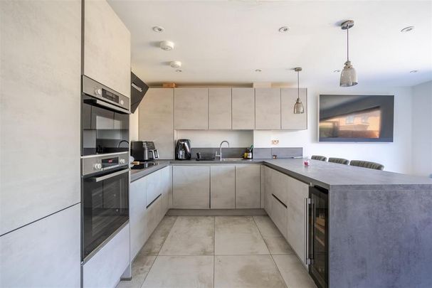 4 bedroom semi-detached house to rent - Photo 1