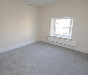 A large 2 double bedroom, unfurnished apartment with amazing access... - Photo 4