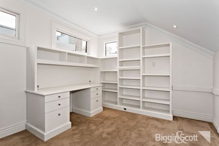 STUNNING SPACIOUS HOUSE WITH 3 BEDROOMS, 2 BATHROOMS, PLUS STUDY - Photo 4