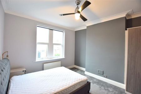 3 bedroom flat to rent - Photo 2