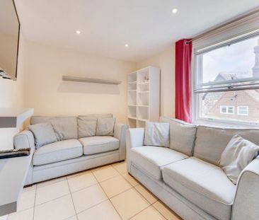 4 bedroom flat to rent - Photo 2