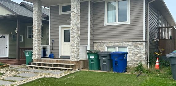 Modern 3-Bedroom Upper Unit in Evergreen - Photo 2