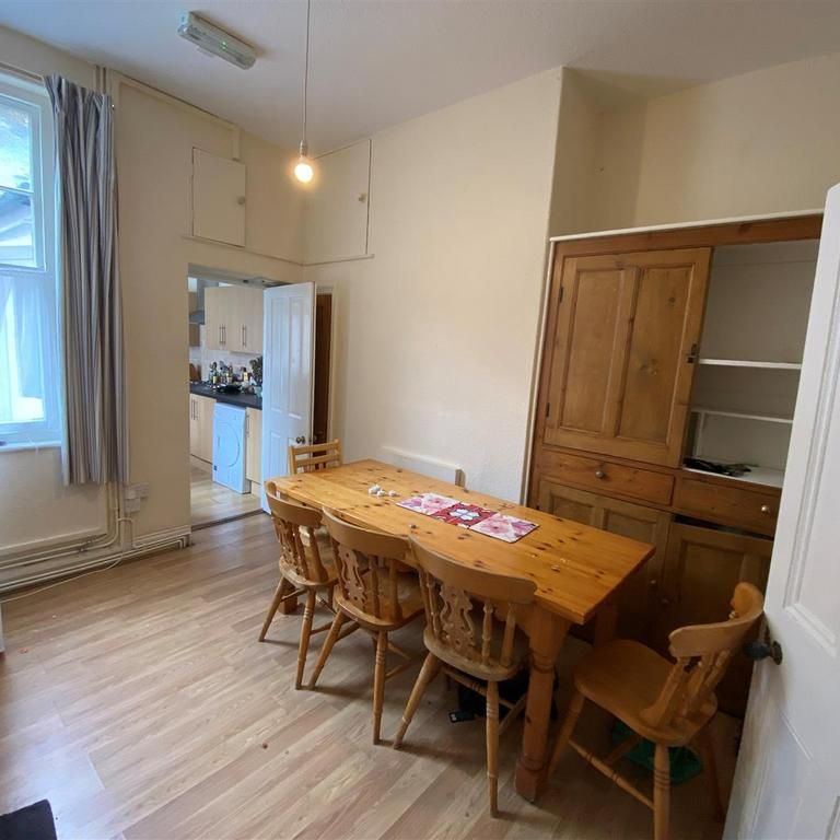 8 bedroom house to rent - Photo 1