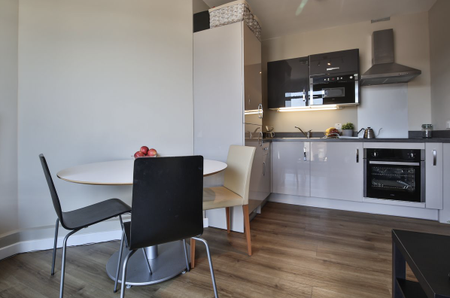 1 bedroom in a flat share to rent - Photo 4