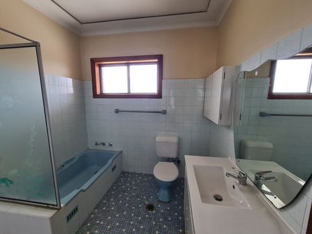 3 Bedroom Spacious Apartment - Photo 4