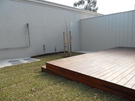 Stunning Townhouse - Photo 5