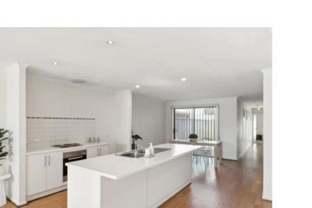 Beautifully Presented Three Bedroom Home - Photo 5