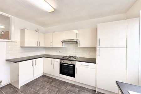 3 bed Flat Manners Corner, Manners Way, Southend-On-Sea, SS2 - Photo 5