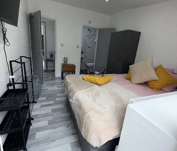 Room in a Shared House, Northumberland Road, HA2 - Photo 2