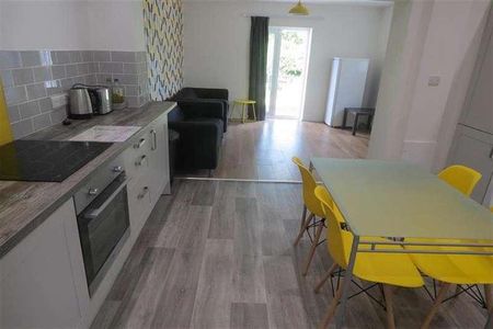 Bedroom Detached House In Ensbury, BH10 - Photo 3