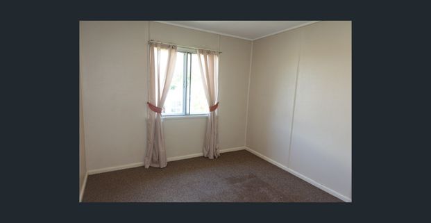 LOVELY HIGH SET BRICK UNIT CLOSE TO REDCLIFFE BEACHES - Photo 1