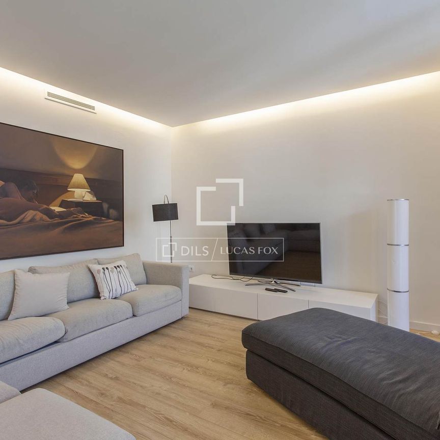 Excellent 6-bedroom apartment with a balcony for rent in El Pla del Remei, Valencia - Photo 1
