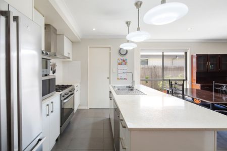 Stunning Family Home with Solar Power, 5 Air Conditioners & Premium Lifestyle Location - Photo 5
