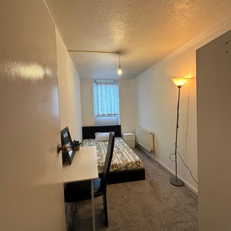 Room in a Shared House, Willow Tree Close, SW18 - Photo 4