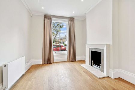 Beautifully finished throughout, this three bedroom townhouse is tucked away in a quiet Chelsea square. - Photo 2