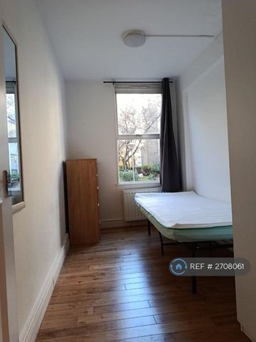 1 bedroom in a flat share to rent - Photo 3