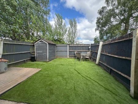 Available 3 Bed House - end terrace - Photo 4