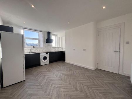 4 bedroom flat to rent - Photo 3