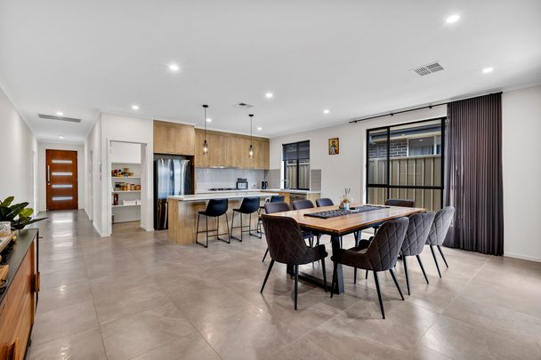 Stunning executive home - Photo 1