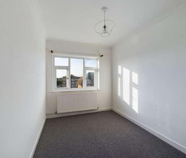 North Parade, Chessington, Surrey, KT9 - Photo 1