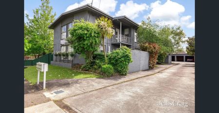 Central Fully Furnished Apartment – How Convenient! - Photo 4