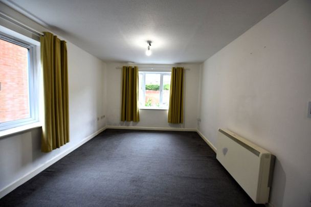 2 bedroom Flat in Flat 10, Leeds - Photo 1