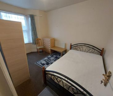 Room in a Shared House, Plashet Road, E13 - Photo 1