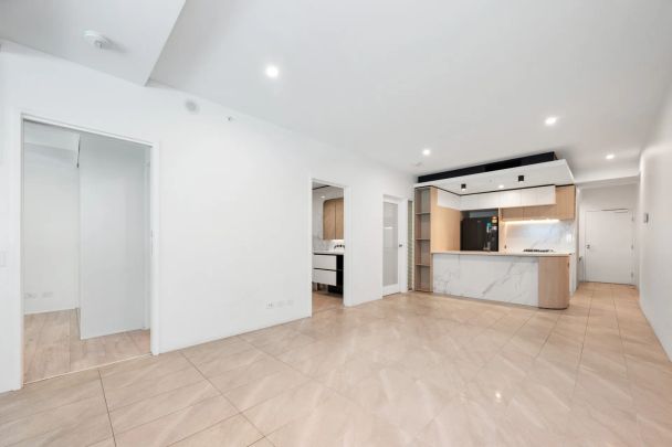 LUXURY LIVING IN THE ICONIC SKYNEEDLE APARTMENTS - Photo 1