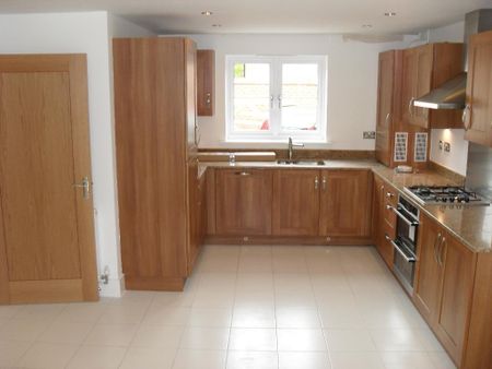 4 bedroom detached house to rent - Photo 2
