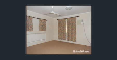 Three Bedroom with Air Conditioning Throughout - Photo 3