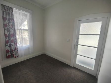 Sunny 2-Bedroom Unit in Central Epsom – DGZ - Photo 2