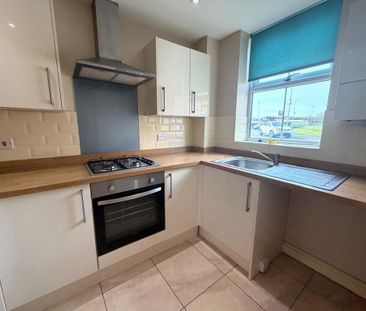 2 bedroom mid terrace to let - Photo 3