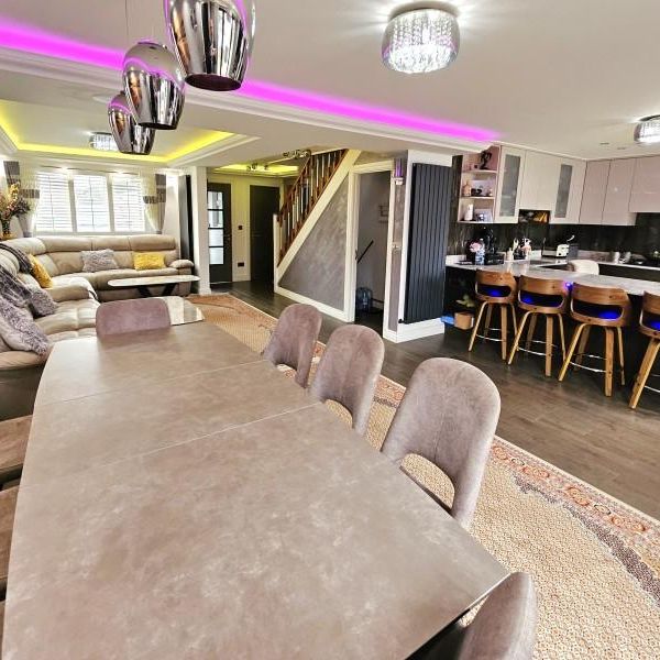 4 bedroom detached house to rent - Photo 1